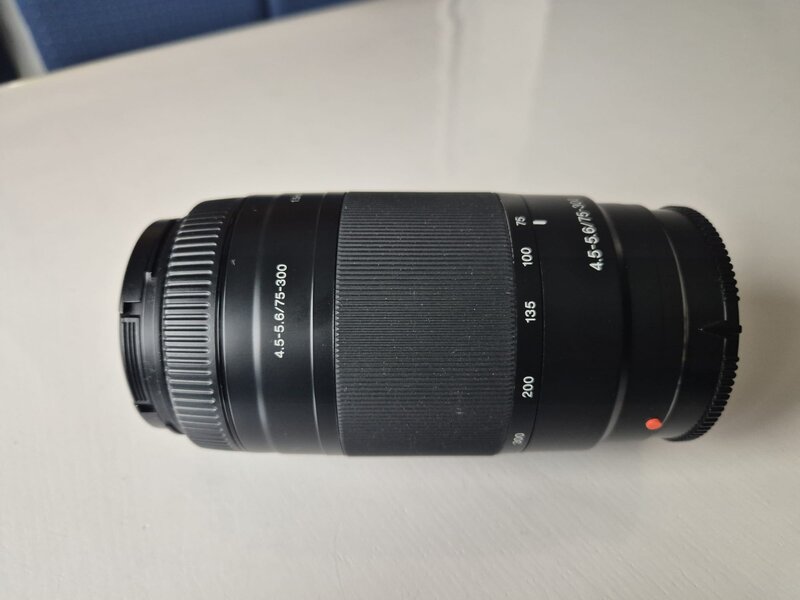 Vand doua obiective SONY + accesorii SONY DSLR