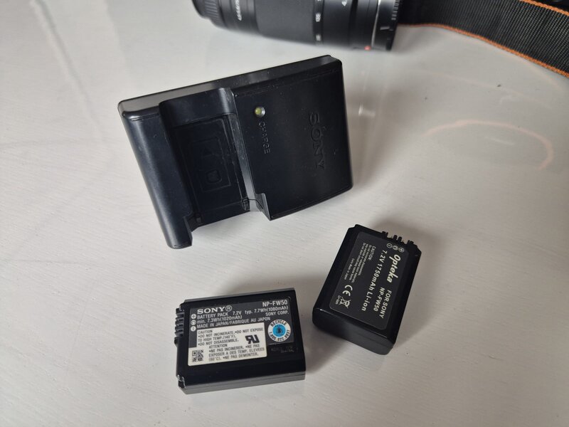 Vand doua obiective SONY + accesorii SONY DSLR