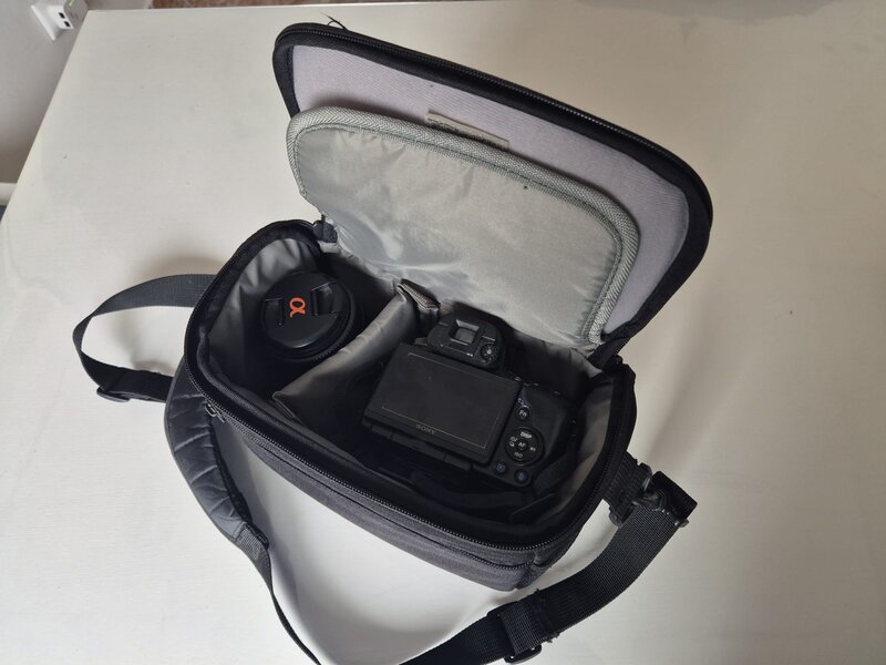 Vand doua obiective SONY + accesorii SONY DSLR